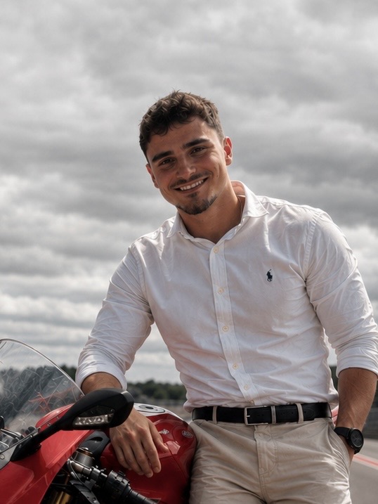Tim Luis Namli, Inhaber von Rheingau Bikes, mit roter Ducati Panigale V4
