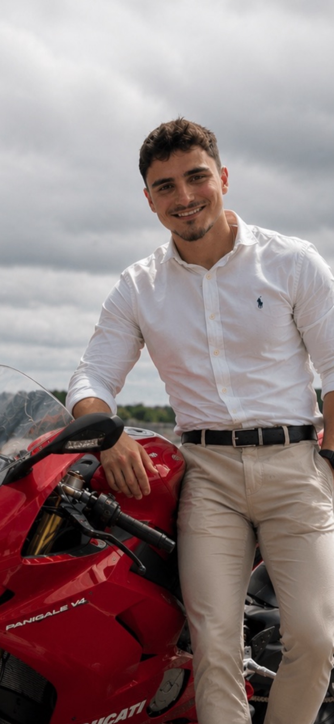 Tim Luis Namli, Inhaber von RHEINGAU BIKES in Eltville, mit roter Ducati Panigale V4
