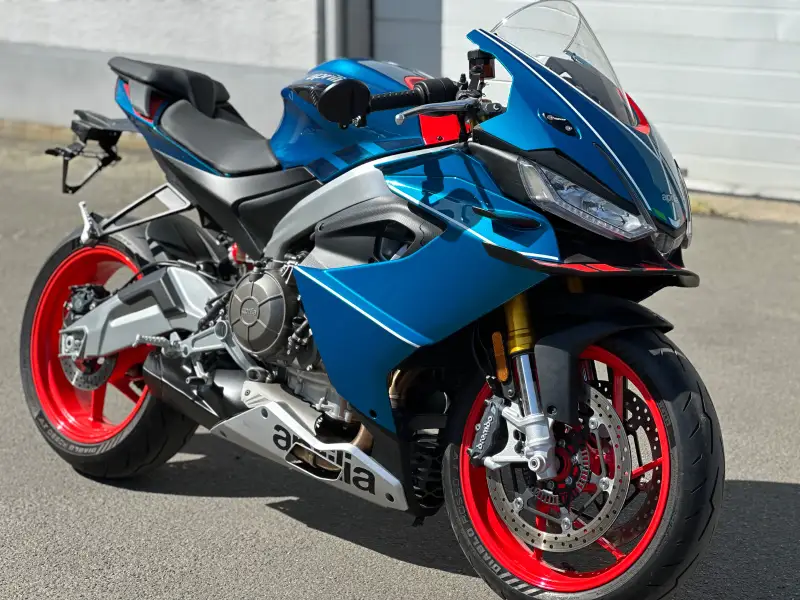 Aprilia Rs 660 mit Lenkerendenspiegeln