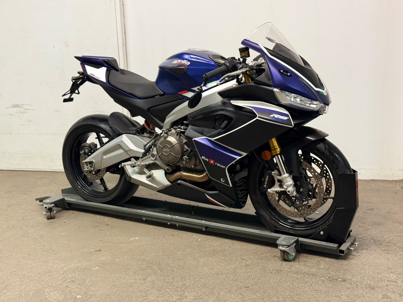 Aprilia Rs 660 mit Speziallackierung und Lenkerendenspiegeln